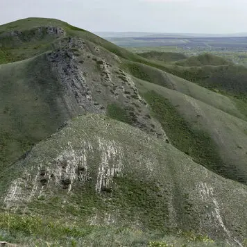 Долгие горы Оренбуржья⛰️  Поднимались на Нос-гору у Кондуровки, а потом проехав километров 10 в сторону п. Сунарчи, свернули к роднику и оттуда поднялись на безымённую вершину.- 2